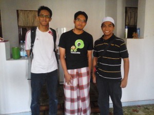 Wakil ISMA Mesir, ustaz Siddiq Mohd Amin dan ustaz Amirul Azmi menziarahi saudara Miftah di rumah sahabatnya