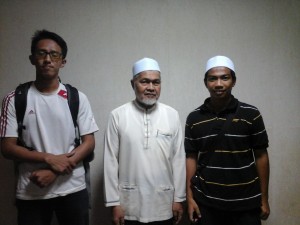 Wakil ISMA Mesir bersama ayah kepada mangsa kemalangan,  Encik Abdullah Hasyim.