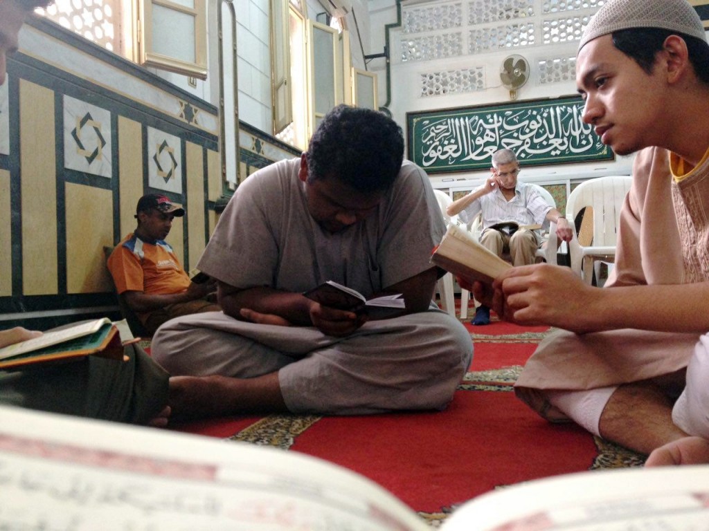 Ahli ISMA Iskandariah sedang bertadarus Al-Quran di Madrasah Nur Islam. 