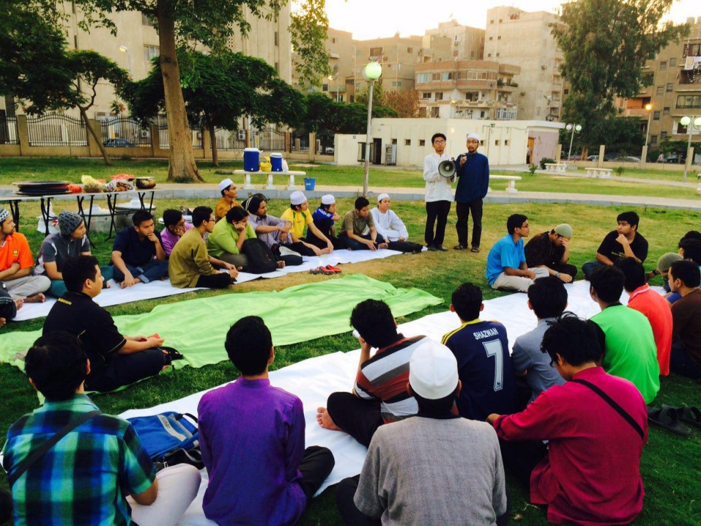 Ustaz Najid sedang memberi tazkirah sebelum tibanya waktu berbuka. 