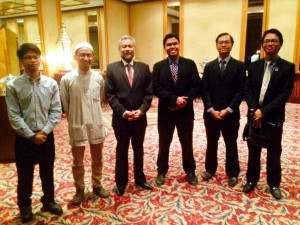 wakil-wakilpersatuan mahasiswa bersama TYT Dato' Ku Jaafar Bin Ku Shaari (ketiga dari kiri)