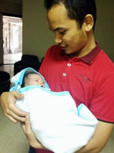 Ustaz Ramadhan Aldin bersama Umair Ezzuddin sejurus selepas kelahirannya