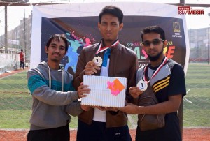 Saudara Mun'im afif selaku setiausaha Majlis Tertinggi ISMA Hayy Sabie menyampaiakna pingat dan hadiah cenderahati kepada saudara Haziq dan Najah. 