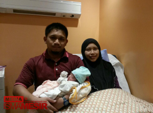 Ustaz Solehuddin bersama isteri, Nurshahira dan puteri sulung mereka di Hospital Darul Mar'ah, Roxy. 